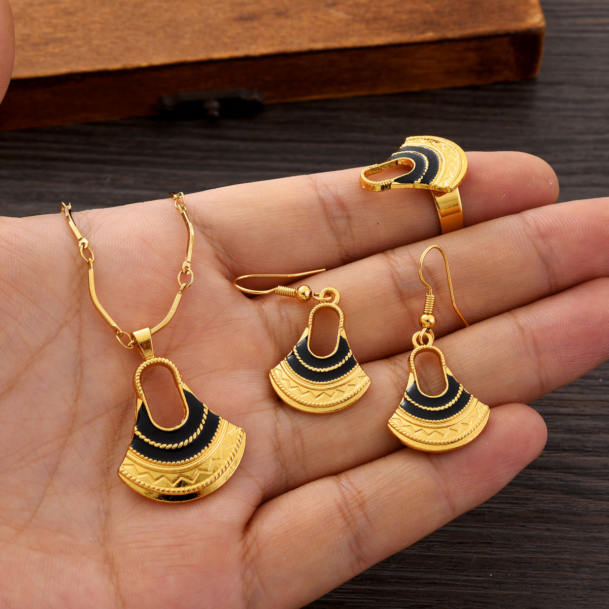 Men Accessories India - Set Perhiasan Warna Emas PNG untuk