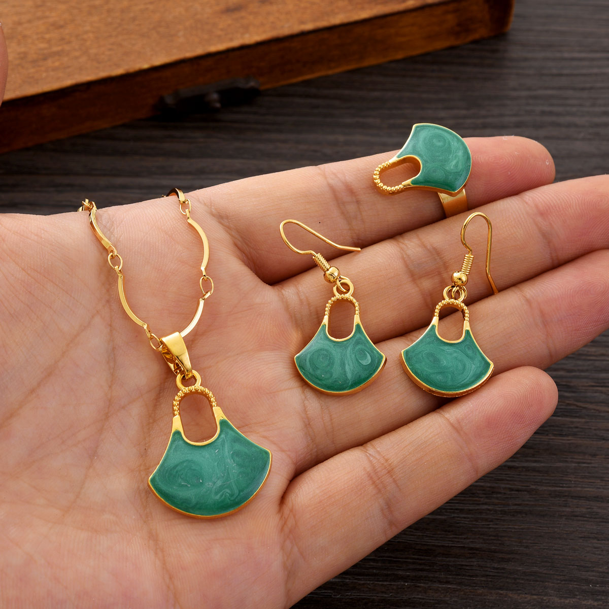 Set Perhiasan Warna Emas PNG u - Men Accessories India ulasan dan harga